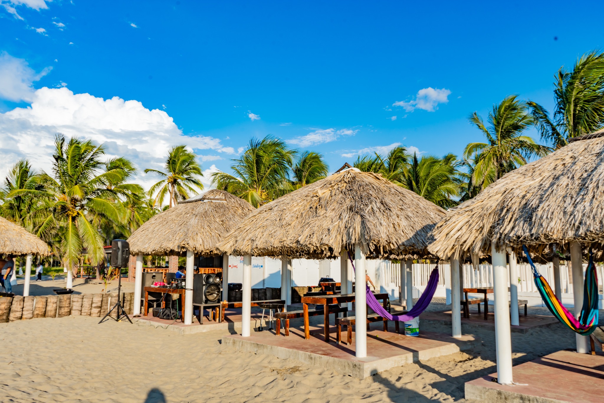 Palapa con mesas frente al mar